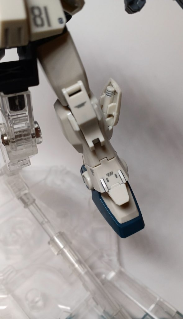 足は陸戦型ガンダムと同様、ビームサーベルがある。