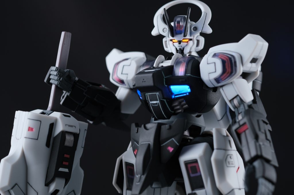 上半身。黒いパーツには白でスミ入れしています。リアル路線ではなくなるけど、すごくかっこいいです。