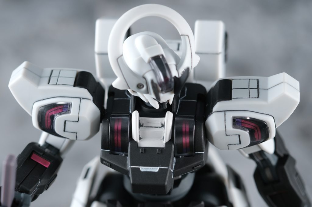 上から。頭の丸いアンテナにまでスジボリ。