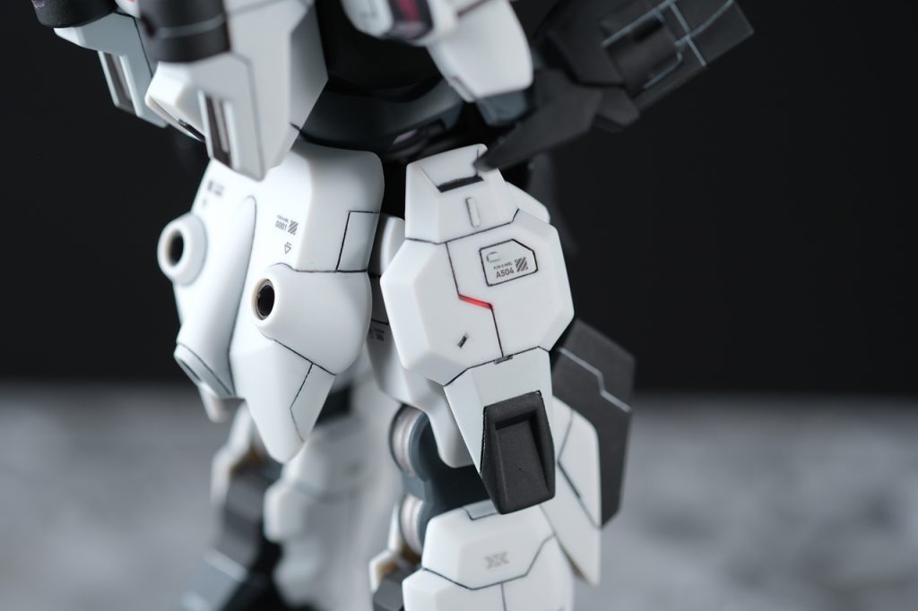 太ももにくっついているサイドアーマー的なもの。