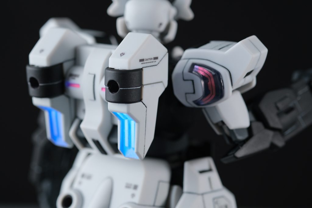 蛍光クリアを塗ってあるため、青く光ります。