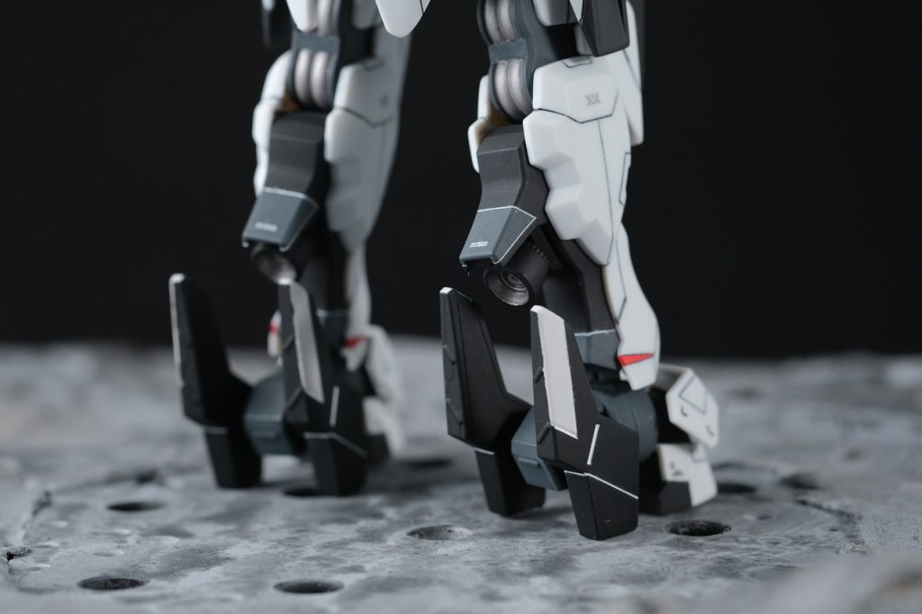 ふくらはぎにはシャア専用ザクで余った噴射口をつけてみました。バックパックと同じく、青く光るようにしています。