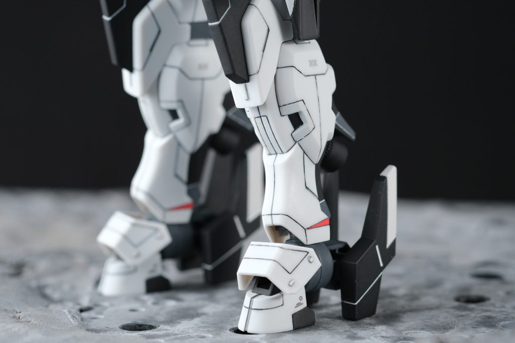 足を前から。色々スジボリしてあるんですが、場所によってパターンを変えてます。クランクしてたりフチに沿っていたり。パーツの形を活かしてうまくデザインできたんじゃないかな。