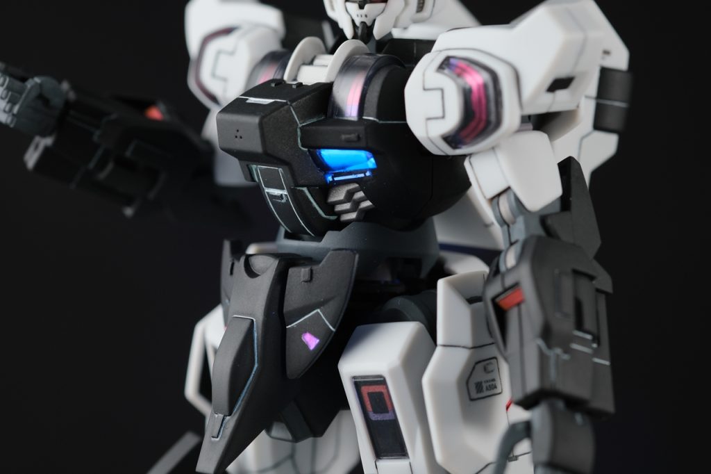 胸あたり。シェルユニットのクリアパーツには半光沢のトップコートをしています。くっきり透明だとおもちゃ感出そうな気がして。