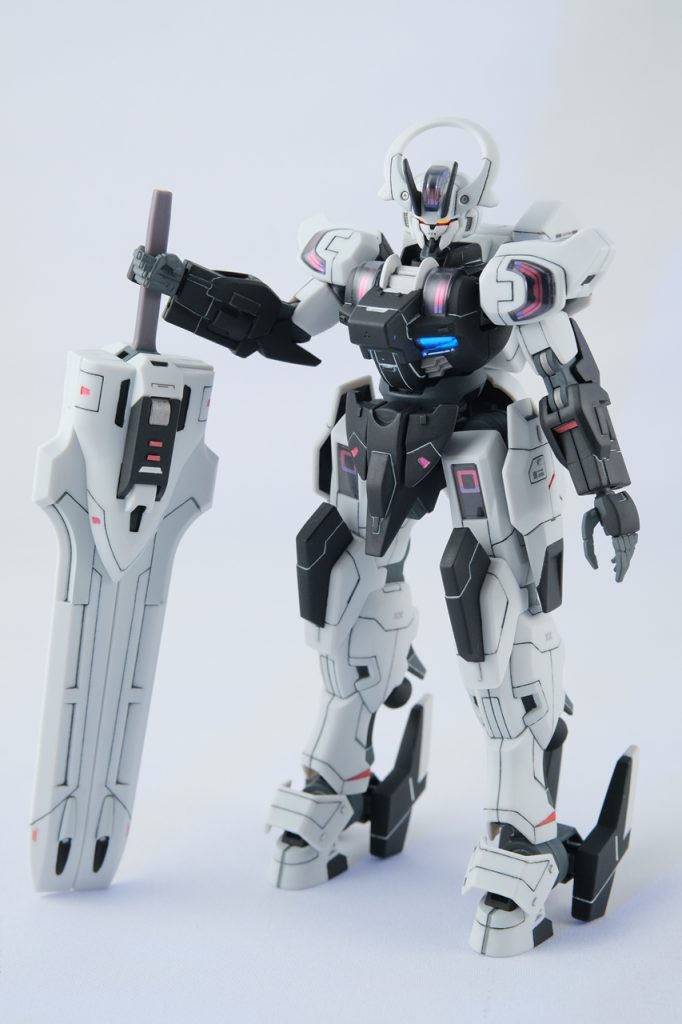 全身図。だいぶ足がゴツゴツに。白い部分は成形色。部分的にライトグレー(C338)。黒は艶消しブラック(C33)にしたので、かなり締まって見えると思います。手や関節はジャーマングレー(C513)。全体に白黒にしたくて、成形色の暗い紫を隠しました。足首あたりの赤はシャインレッド(C79)。幅の広い段落ちモールドには、グレー(C317)を入れてます。(スジボリ部分はウェザリングカラー使ってます)