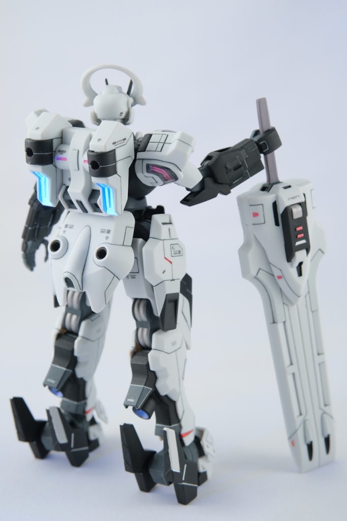 後ろ姿。ほぼ全身スジボリしてあります。スジボリ多めな分、デカールとプラ板貼りは少なめにしてます。バックパックとふくらはぎの水色は、蛍光塗料を塗って光らせています。