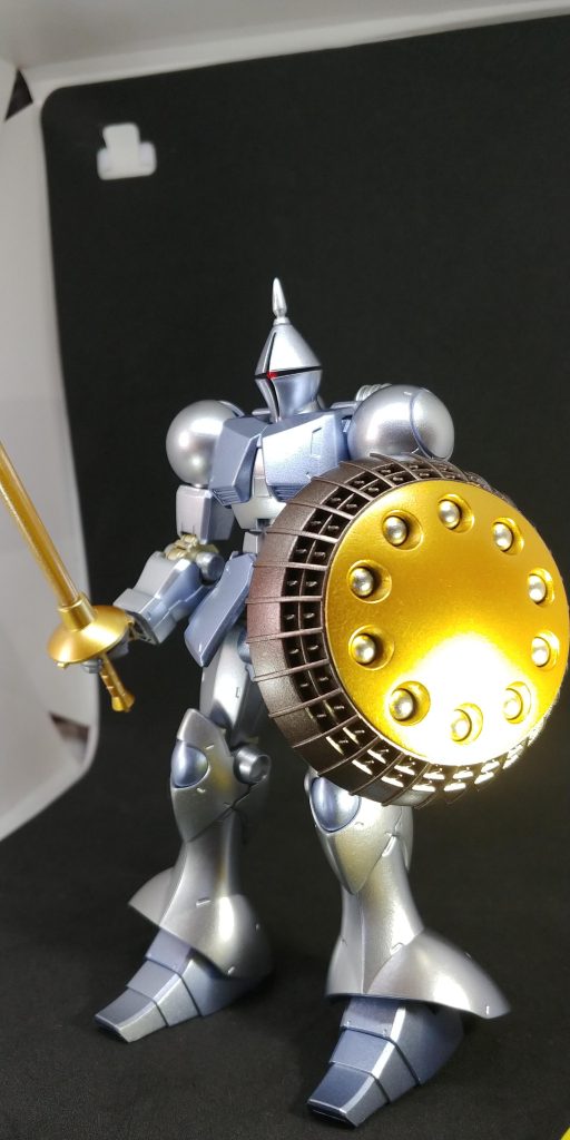 百式の再塗装後で、ゴールドの次はシルバーをと思い全体的にシルバーメインで最初メッキシルバーも考えましたが、あれでやると指紋が怖くて触れなくなるのでシャインシルバーでただ、ちょっとブラックを混ぜた【シャインシルバー×Gブラック】青部分もちょっとメタバイオレットを混ぜた【シャインシルバー×Gメタバイオレット】あとは部分的にGシルバーやシャインシルバーで全体的にシルバー調です。