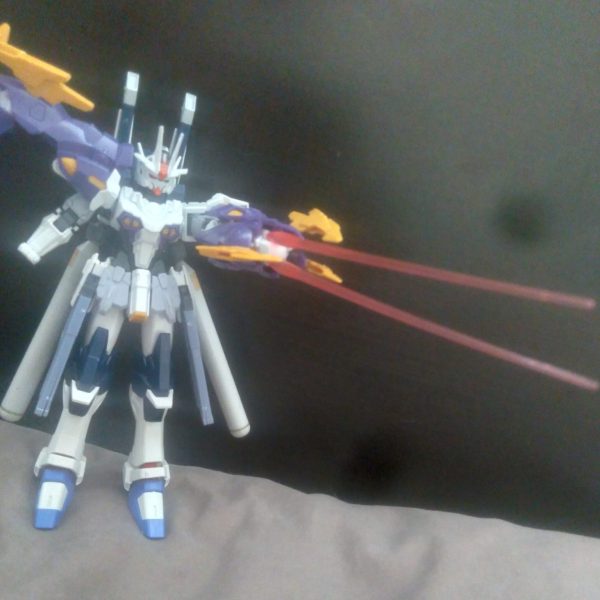 Working on a commission project for my friend. It's a kitbash of the amazing strike freedom and the aesculapius. I removed the dragoons on the lower backpack and replaced them with propellant tanks from wave. Drilled out the gun barrels on the claws so now they can emit beam sabers.（1枚目）