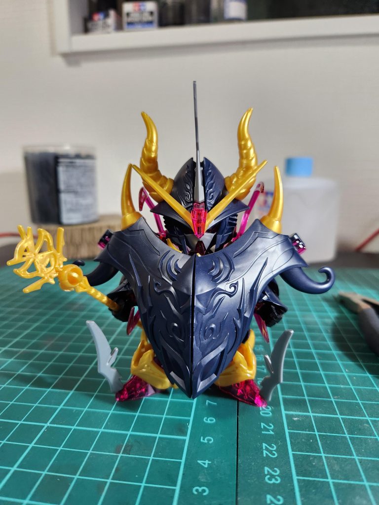 パチ組み状態です。シールも貼っていないと、かなり地味な印象になります。