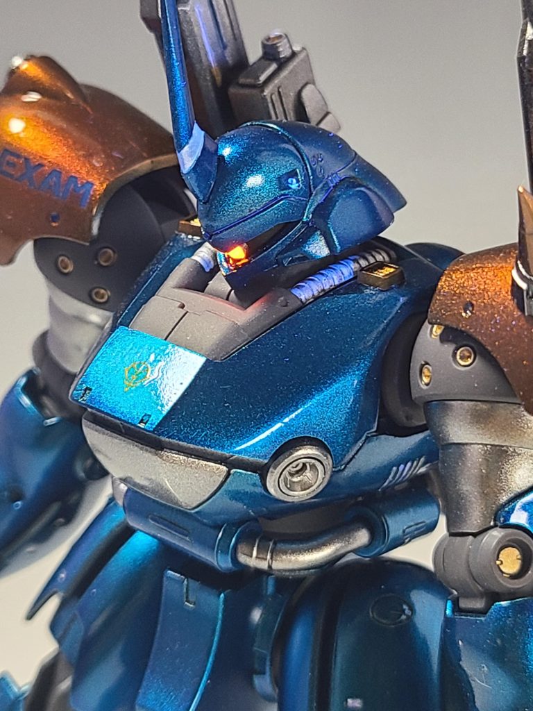 右肩にEXAMのデカール。EXAM発動すると目が光ります(蛍光塗料塗ってるのでUVライト当てると光ります)。