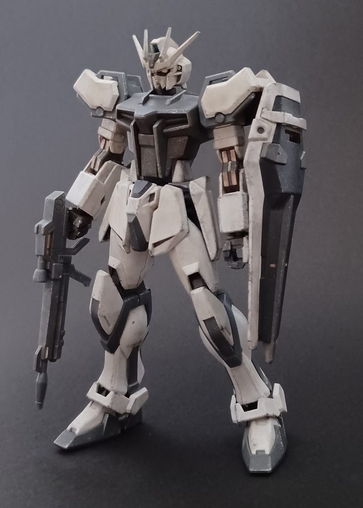 EGはパーツ数も少なくて、お気軽にパチパチと組めて簡単に作れるから楽しい。でもって、シルエットはHGに負けないくらいにカッコ良くなるんだから、素晴らしいキットだと断言出来る。今回は、お手軽に作ろうと思ったので気合いを入れて合わせ目消しやら足裏の肉抜きを埋めたりはしなかった。ウェザリングもアッサリと薄化粧程度にしてみた♪