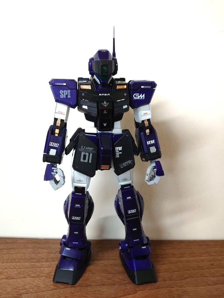 今回、肩アーマーと腰のサイドアーマーはガンダムのモノを流用してみました。ちょっとスッキリ見えますね。