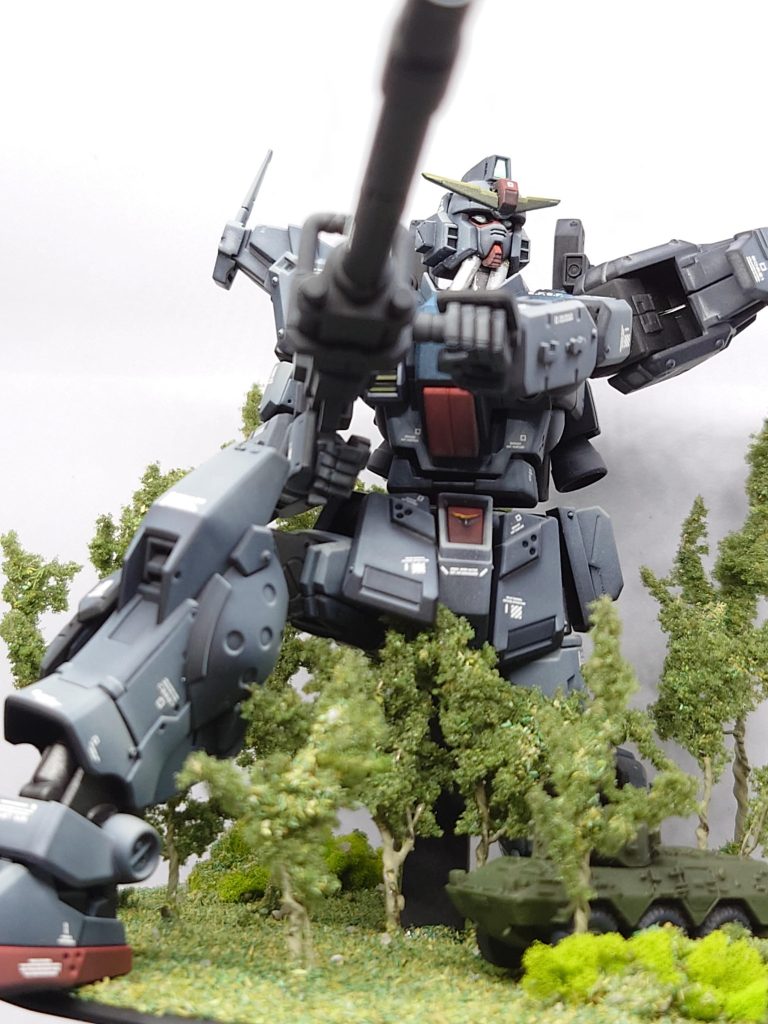 今回新しいガンプラの楽しみ方見つけたので投稿します。自動で動く様にしました。二分間のゆる〜い🤤動画となります。最初はやはり?武骨な?動きの陸戦型ガンダムかな?と決めてました。動力はソーラー光発電なので明るければずっと動き続けます。窓際に置けば朝から騒がしく動いてます😖。