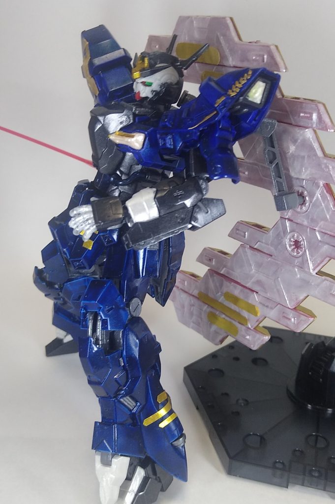 サイコプレートや足回りの意匠は和柄の雲をイメージしました。頭部の塗り分けはズバリチョンマゲです。