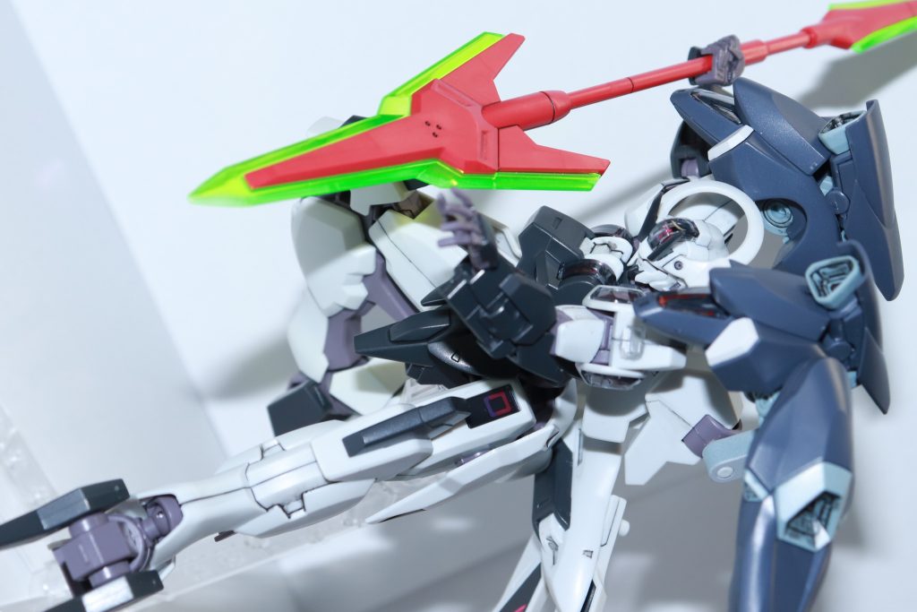 ヴァナディース機関の生き残りと一部のアーシアンが組織した反スペーシアン組織“ヴァナディース·オーダー”が何処からか入手したファラクトやシュバルゼッテのようなベネリットグループが作ったGUND-ARMのデータから作り上げた機体。意思拡張AIとGUNDフォーマットの組合せにより, 常人でも容易にパーメットスコアを4まで上げることができる。