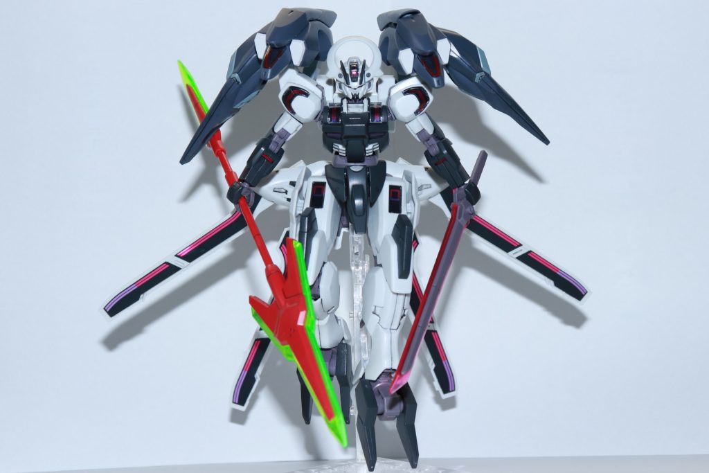 武装はダリルバルデのビームジャベリンに加えて, シュバルゼッテのビームブレイドも装備。格納時はリアスカートのガーディアンに取り付けるようにしています。