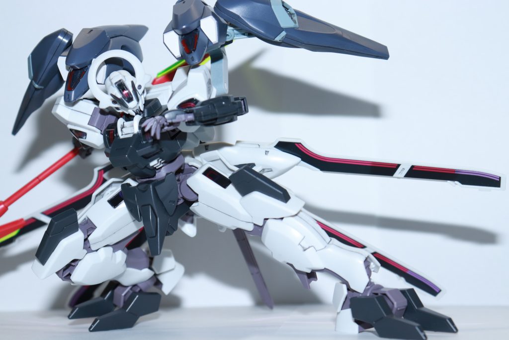 足を前後逆に取り付けることにより更に悪役感?悪魔感?が増しました。また, 爪?の可動域がなかなか広いので, 画像のようにしゃがみこむようなポーズを取ることが出きるようになりました。ここからは簡単に機体の設定を…