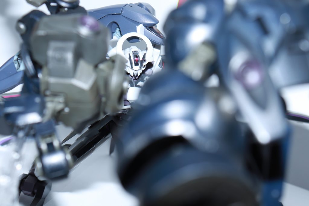 というわけで, 更に悪役っぽくなったシュバルゼッテでした!!シュバルゼッテが白と暗いネイビーというカラーリングだったお陰で, ファラクトのユニットをそのまま取り付けても違和感なく仕上がりました。次はヴァナディース·オーダー掃討部隊のMSでも作ろうかと…以上です。ご覧いただきありがとうございました!!