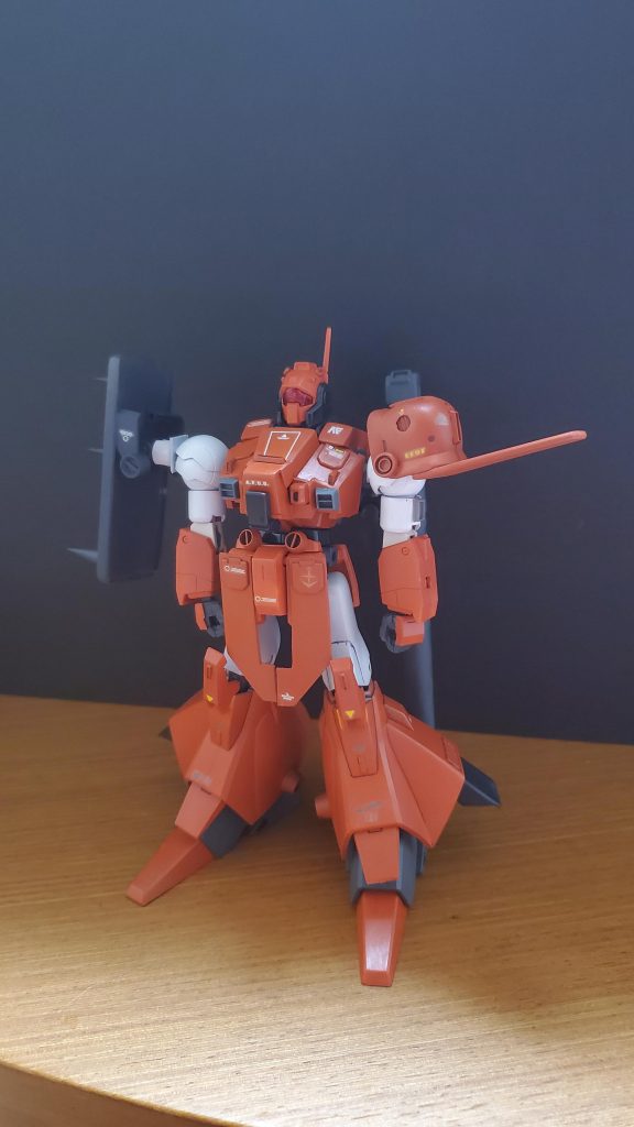 ビームキャノンは一応折り畳めるようにしています!スパイクシールドも可動出来るようにボールジョイントを採用しています!(少ししか動きませんがw)