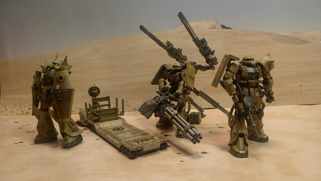 以前作成した砂漠部隊(リヴァイヴ版グフ、RGザクⅡ、サムソントレーラー)と集合。