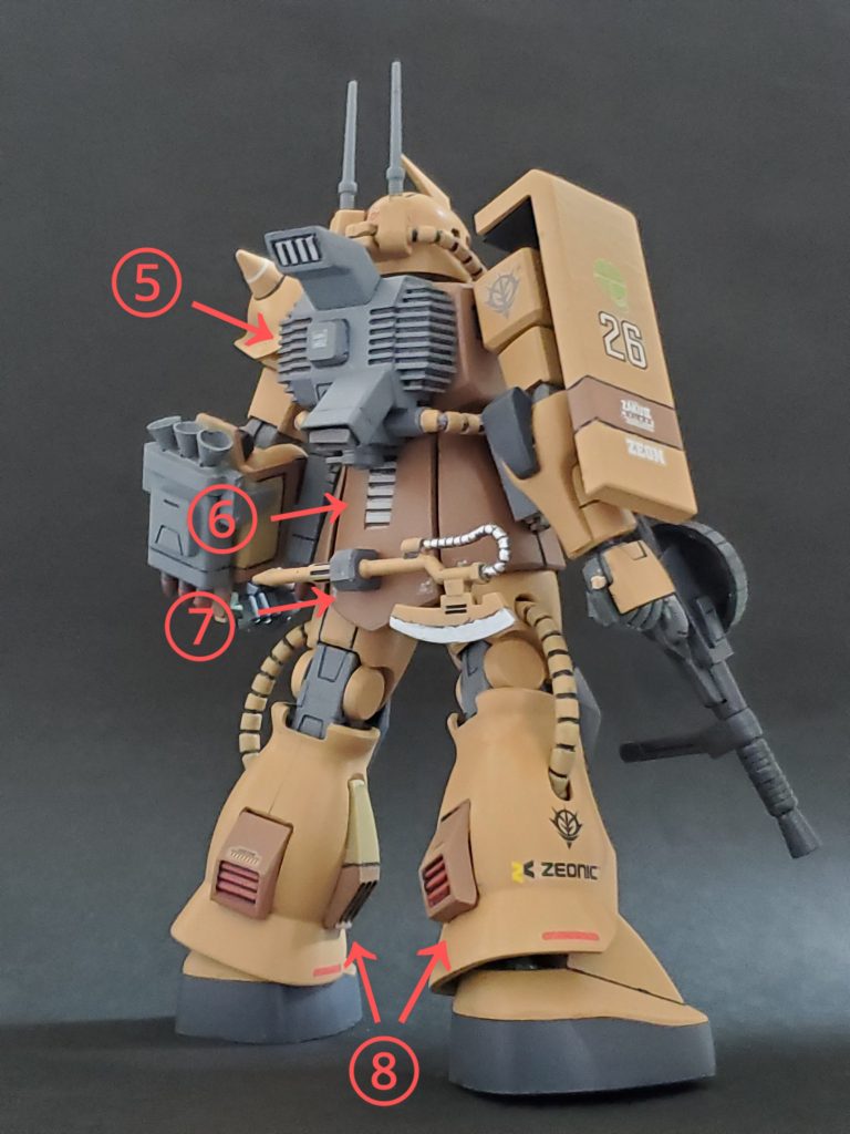 Lia view~👊✨前より後ろ姿の方が通常ザクとの違いがよく見えて結構気に入ってます😊🎶⑤バックパックは旧キットから完全移植❕そして上下の噴出口にはカスタムパーツをはめ込み、それらしくしてみました😆動力パイプの長さも合わないため、パイプを切って接合して調整してます👍⑥通常はバズーカラックの部分ですが、デザートタイプは、ここに噴射口があるので近づけるためにカスタムパーツを合わせて表現しました✨⑦腰にヒートホークをマウント出来るように丁度良いポリキャップを漁り取り付けました🎵ヒートホークも砂漠カラーに塗装🏜️⑧すでに書いてしまいましたが、脚部スラスターの移植手術👨⚕️✂️これがないと砂漠用になりません❗ってぐらい重要パーツです😨💦