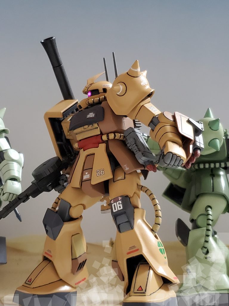 MS開発に成功した連邦軍MSが極東、北米、ヨーロッパ戦線で次々に確認される中、自然環境の厳しいアフリカ戦線でも連邦製MS『ジム』が現れるようになった❗MS戦闘を有利にするために、環境に適応した機体としてザクデザートタイプの試作型がロールアウト🎶そんな折、連邦部隊が大陸北部リビア砂漠のジオン前線キャンプ地を襲撃中との報告が入る😵💦試作機を受領したカラカル隊隊長ロイ・グリンウッド少佐は実戦データ収集も兼ねキャンプ地の応援部隊として出撃するのであった🏃💨