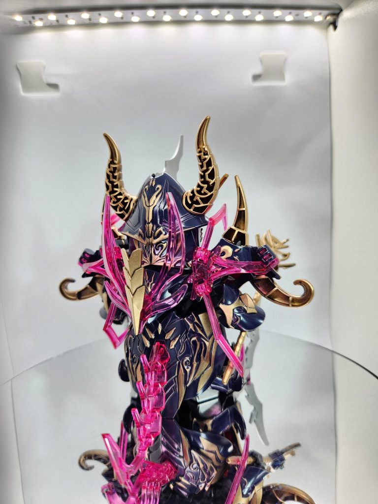 エングレービング塗装には、すごく難しい印象を持っていたのですが、やってみたら意外と、それなりにできるなぁ、という感じです。よくよく見ると、エナメル塗料を削りすぎていたり雑なところもあるのですが、全体的には、かなりうまくいったと思います。