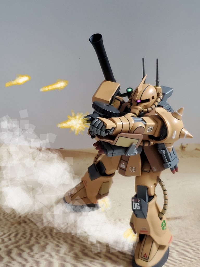 ザク デザートタイプは脚部に増設されたスラスターを使用する事で、足場の悪い砂漠で稼働時間は短いがホバークラフトのように動く事が可能❕グリンウッド少佐は、それを活かし銃弾を回避👍これまでのザクIIJ型では実現出来なかった動きを見せる😎✨