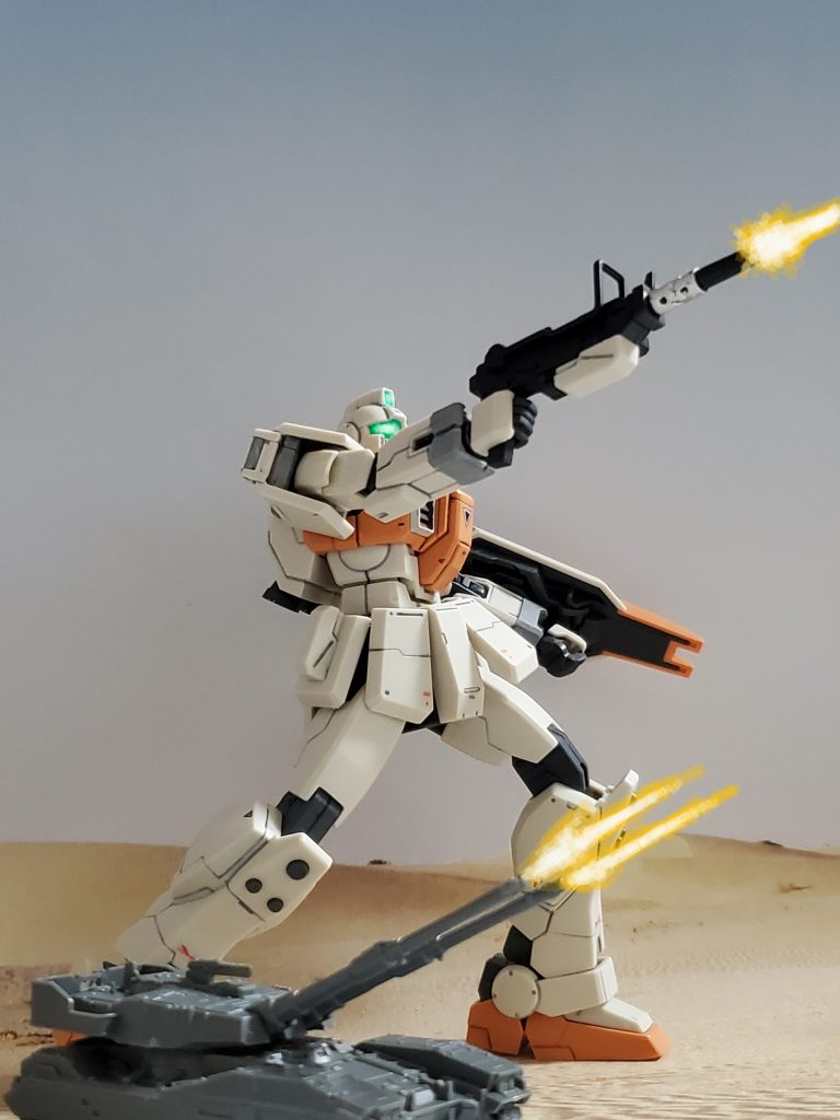 すでに展開しているMSと戦車の混合連邦部隊が、カラカル隊の進路を阻む~👀💦迎撃の銃弾が砂漠に雨☔を降らしたかのように降り注ぐ~✨