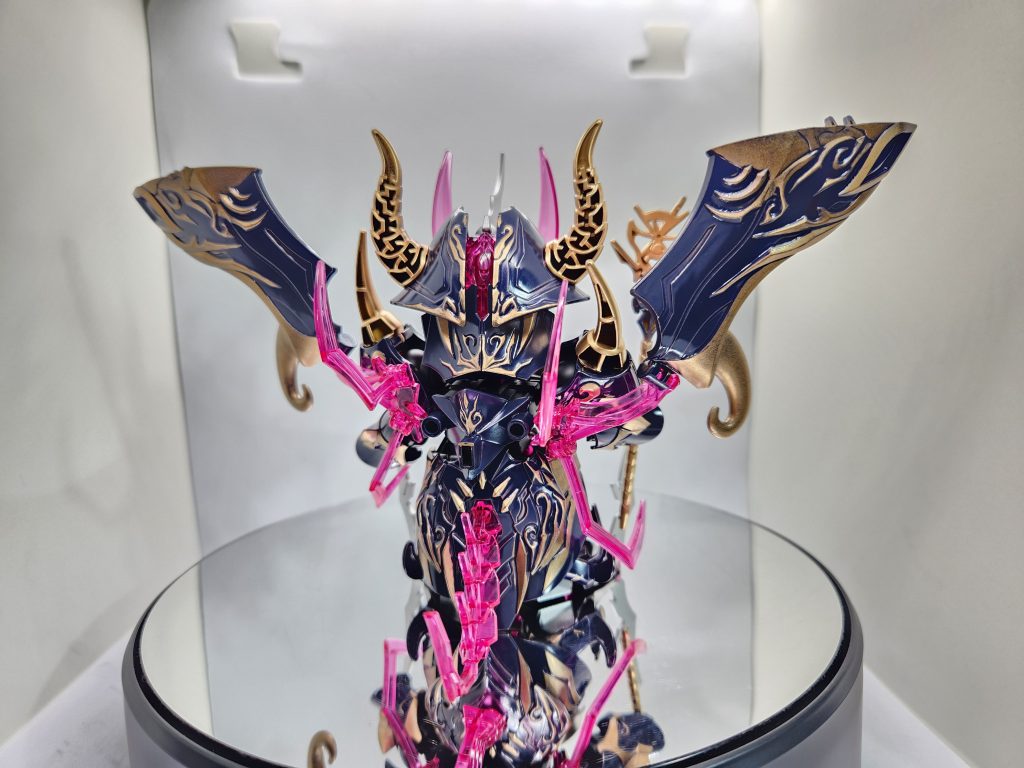 マントを広げた状態も。こすりすぎたせいか、膜厚が薄すぎたせいか、ラッカーの金がはげている部分があるのは、今後の課題です。エングレービング塗装とは関係ないですが、肉抜きがえげつないですね、人によってはゾッとする見た目かも。