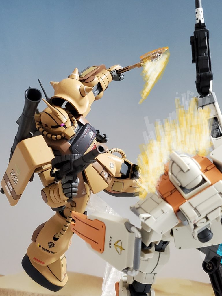 巧みなスラスター操作で敵機を翻弄し接近❗ヒートホークの一閃を浴びせるザク👊✨開発部に要求していた機動性、出力アップは申し分ないようだ😊🎶グリンウッド少佐は試作機の仕上がりに手応えを感じる👍