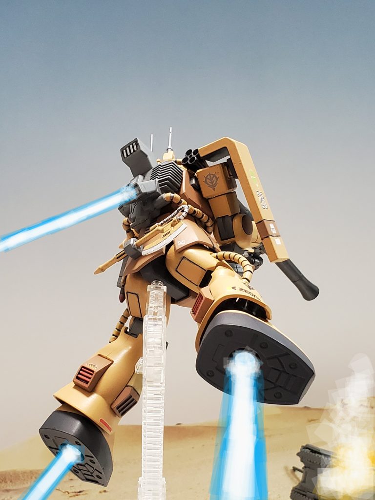 行く手を阻む連邦部隊を蹴散らしたカラカル隊は、未だ交戦中の前線キャンプ地へと急ぐ🏃💨ランドセル🎒のラジエーター機能も高く、安定したバーニア出力を確保😆出力向上が図られた試作機はザクIIJ型を凌ぐジャンプ力と航続距離を見せる🎵