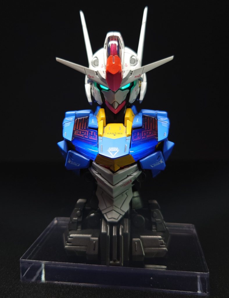 目の部分は蛍光塗料で塗装してUVライトで光るようにしています。胸のシェルユニット内部の模様は蛍光塗料で塗装後、黒の水性アクリルで上塗り、マジックリンで模様の部分だけ塗装を剥がしました。初めてやったので実はあまり綺麗にできてません😭