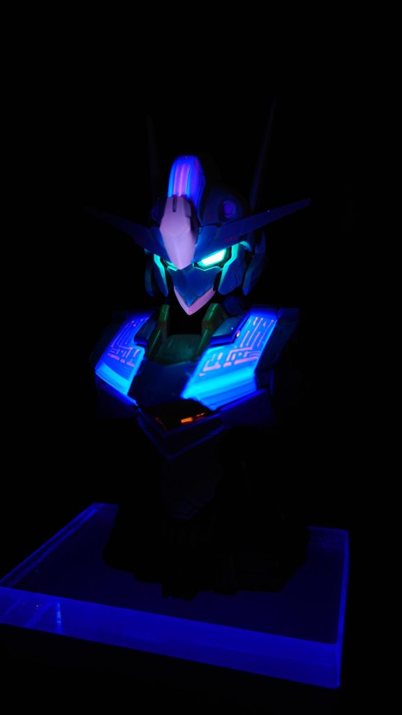 おまけ暗闇でUVライトだけで光るエアリアルカイアノーツのプレミアムレッドもUVライトに反応することを初めて知りました