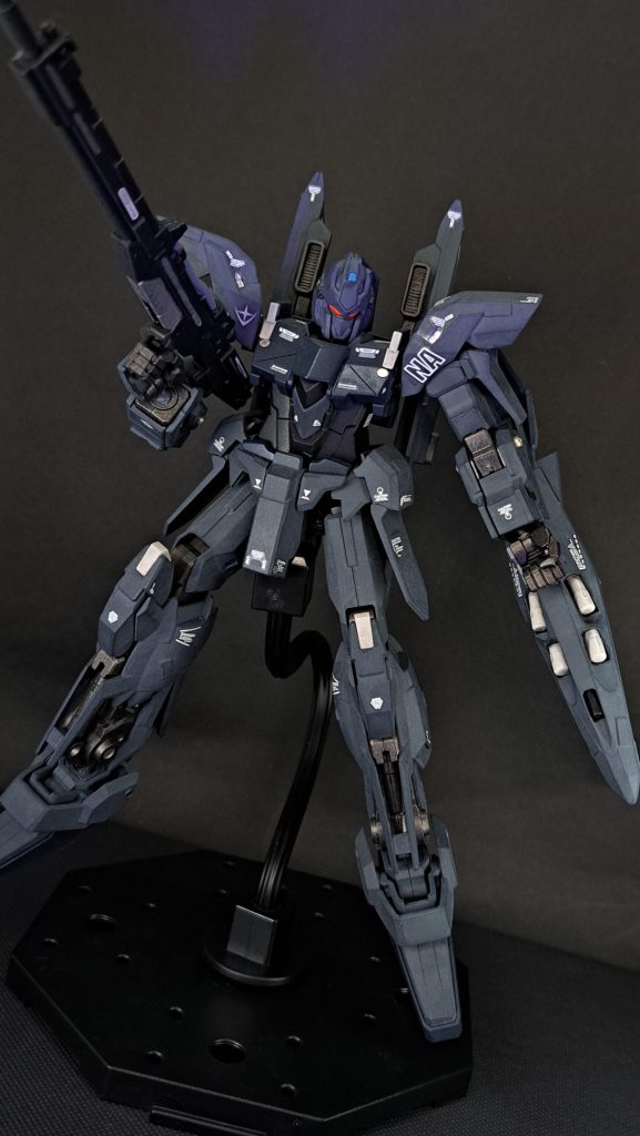 塗装した以外のディテールアップは、スジ彫り、プラ版貼り、メタルパーツ貼り(埋め)、デカール貼りを行いました。最近は色々な加工作業が板についてきて、「今回はスジボリやるぞ!!」みたいに気合いを入れなくてもやれるようになってきました。上達したかどうかは別として、「慣れていくのね、自分でもわかる」という気持ちでした。あと、デュアルセンサー(目?)は蛍光エナメルカラーで光るように処理しました。前回投稿したジムスナイパーⅡと同じ工作をしようと思ったのですが、今回は断念しました。結構気に入っている方法なので、HGでもMGと同じように処理できる方法を考えるのが、今後の課題です。https://gumpla.jp/mg/1598932