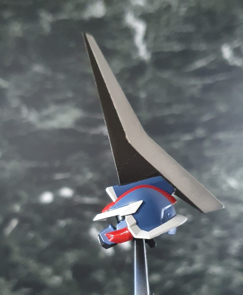 頭部のバスターソードは上記の通り、HGアリオスガンダムの膝のフィンが形状的に近い上、サイズ感が良かったので加工して流用しました。