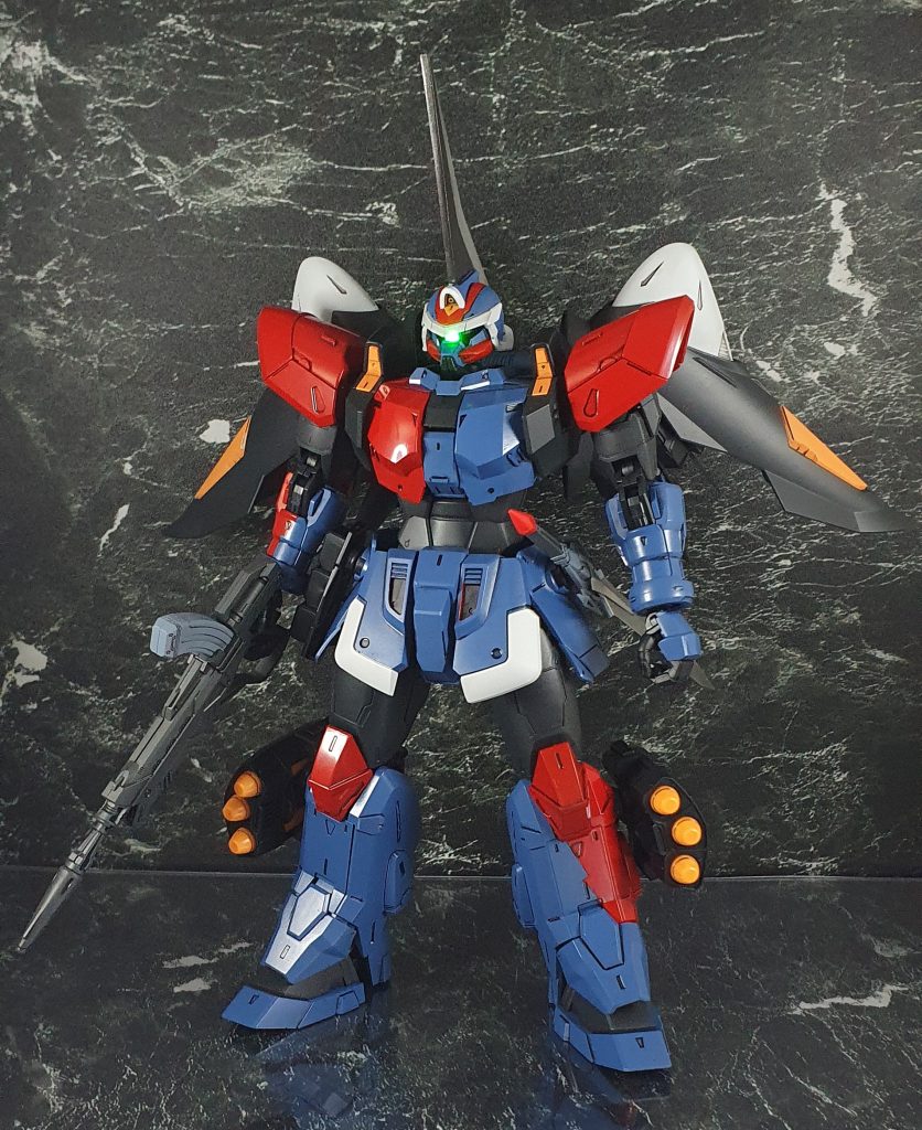 【改造点】頭部…キットのトサカを切除。HGアリオスガンダムの膝パーツを加工したバスターソードを設置。LED組み込みに伴う調整と改良。胴体…フレームの強度と可動域を保持しつつ、ボタン電池(外装外せば交換可能)を無理矢理格納。コックピットに電源スイッチを設置。