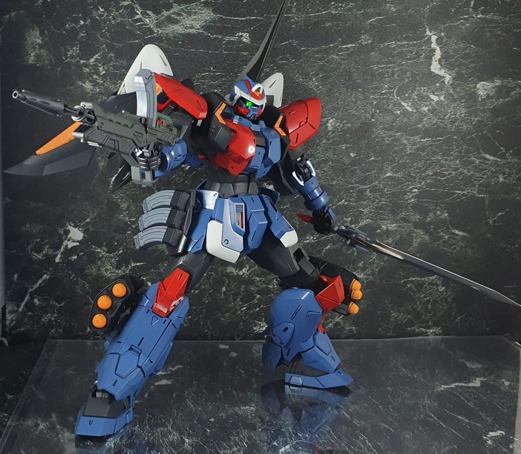 キットと接続方式は若干変えてますが、モノアイは左右に可動します。マシンガンのマガジンや重斬刀は、一般機からの流用と考え、一般機のカラーリングに寄せています。