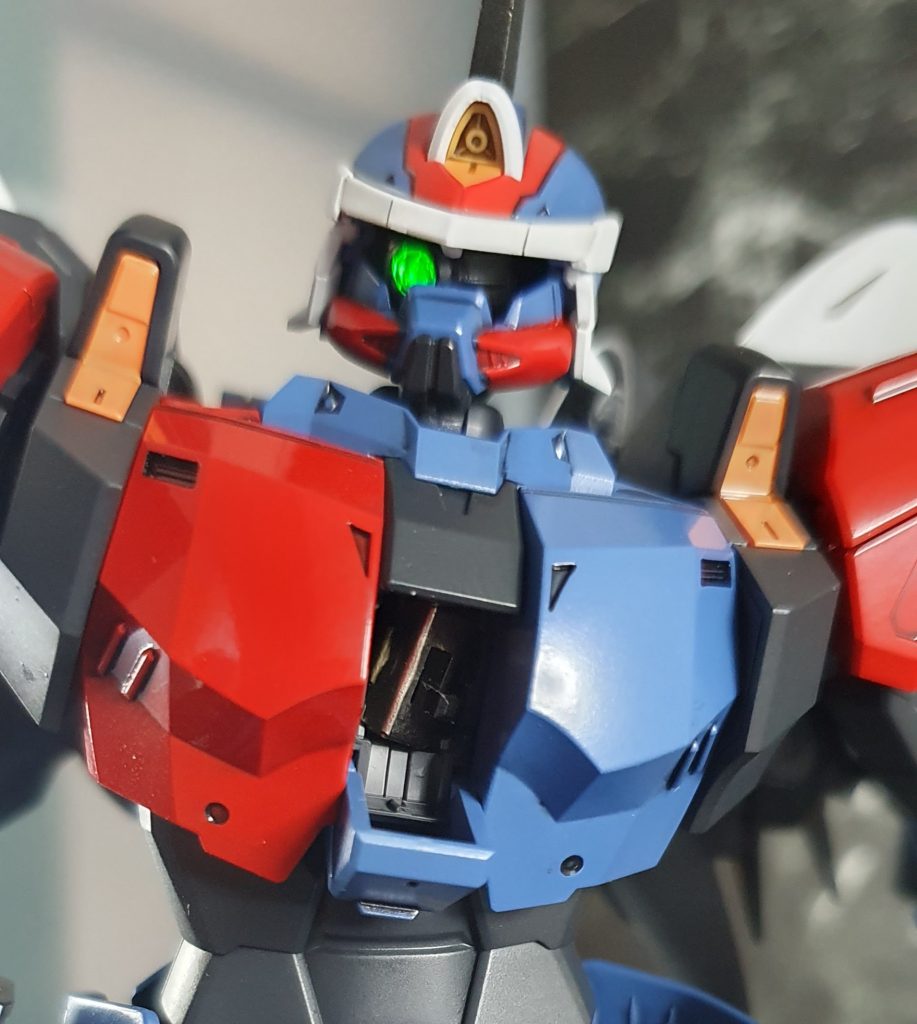 見えにくいですが、LED用の電源スイッチはコックピット内にあります。外装は外れやすくしているので電池交換も可能です!!面倒くさいけど…