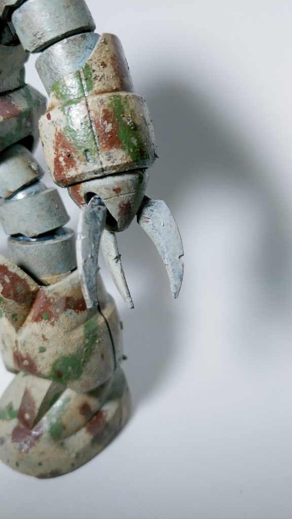 爪は使ってる感はありますが、基本的にザクマシンガンで戦ってそうなので、そんなにボロボロではありません