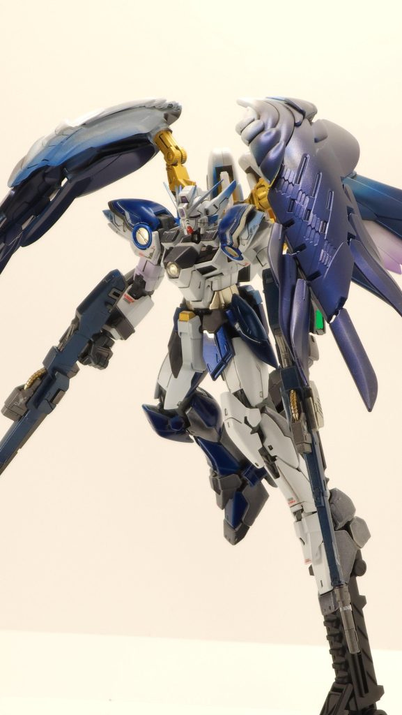 羽の色をプリズムブルーブラック、メタルブルーやクリアブラックを使って重ね塗りしましたグラデーションの付け方をもっと練習しなければ……