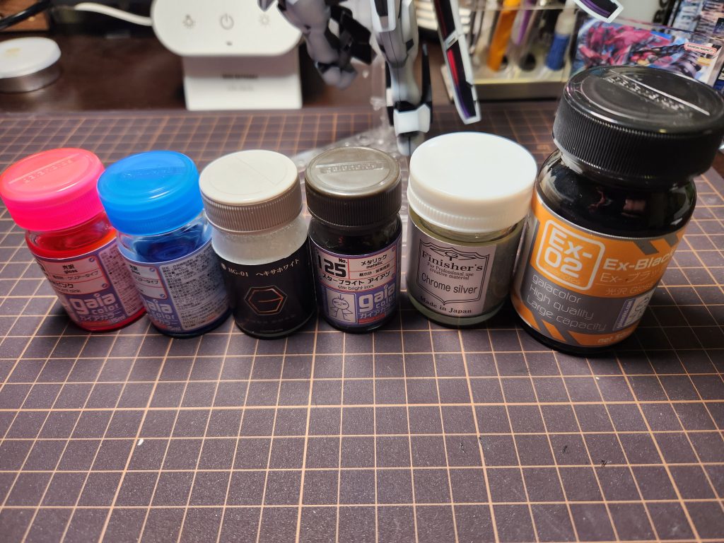 使用した塗料。普段塗料1に対してシンナー2で塗装してるのですがヘキサホワイトが硬すぎて1:4で吹きました。薄め具合を塗料の状態で変えると言っている方々の意味が理解できました🤓