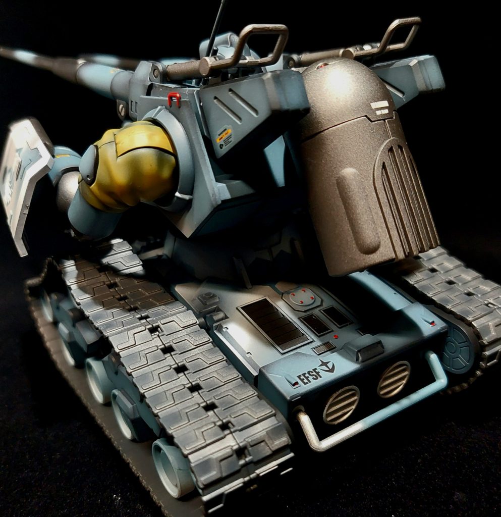 スミス「奴等が逃げきるまで……あと45分って感じだな…しかし、ぞろぞろと緑の丸頭が出てきやがる…ざっと6…か…」アクセルを踏み込むとスミス「なんじゃこの加速、ん?こんなにセンサー付けやがって勿体ねぇな…メインカメラが切り替わる?」ビービービースミス「ロックオンされたか」