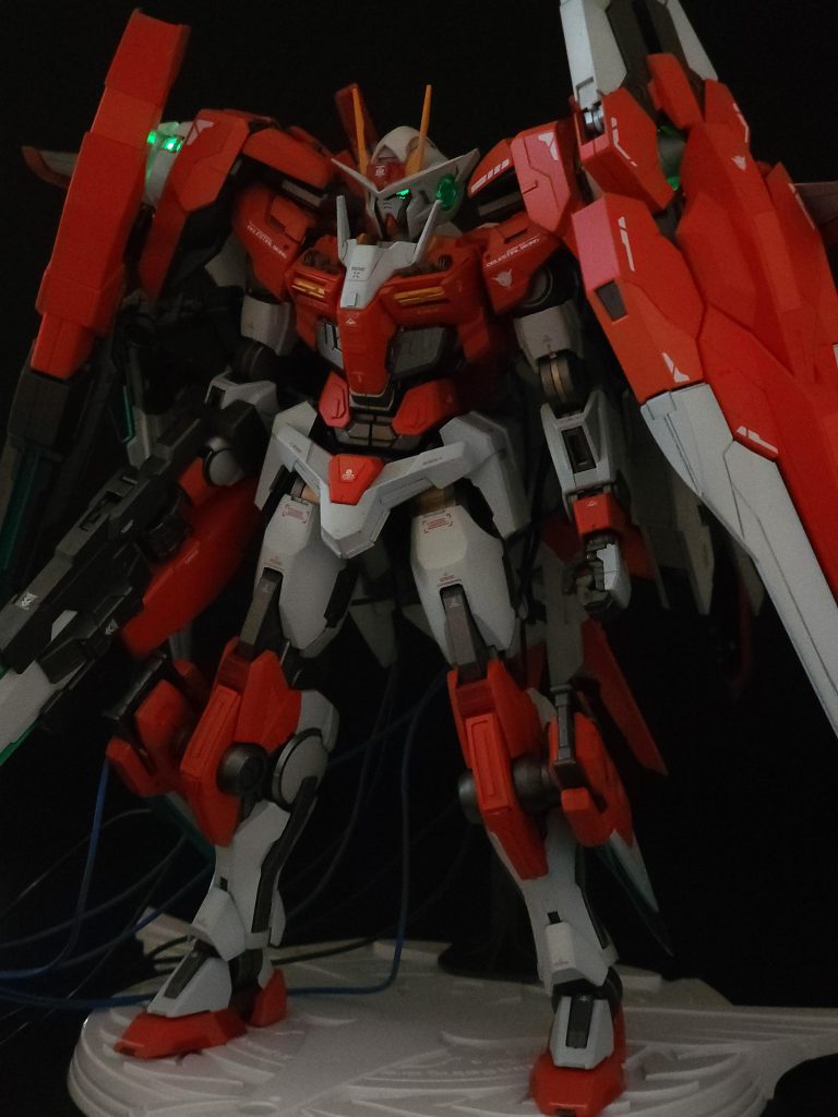 お察しかもしれませんが、LED搭載してます。LEDが足りなくてバスターシールドだけ発光しません…