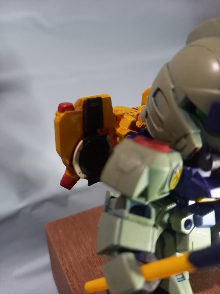 バックパック裏は空っぽだったのでプラバンとジャンクパーツで埋めた。