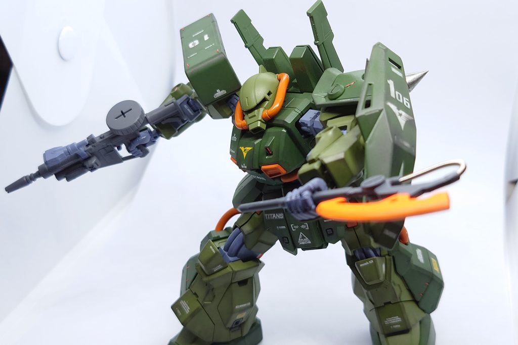ネフェリム隊においてはビームサーベルを予備としヒートホークをメインとした白兵戦を行っていた。