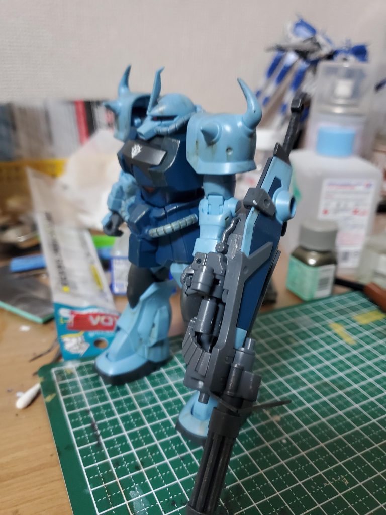 リアルタッチマーカーのグレーとブラウンで表面の汚しをかけ、ウェザリングマスターでエッジに色と乗せていきました