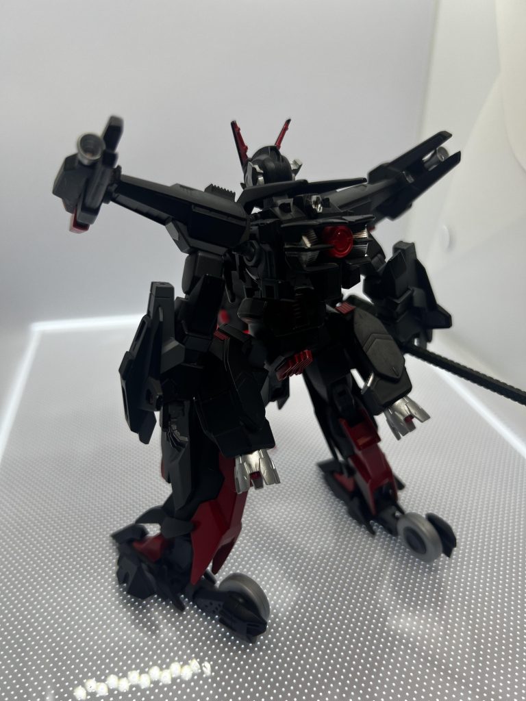 背面はこんな感じバックパックはグリムゲルデなどのヴァルキュリアフレームの胴体についてるブースターを使いGNコンデンサーやジャンクパーツを合わせて作りました両腰についてるブースターは端白星とバルバトスのふくらはぎのブースターをベースにプラ板とビルダーズパーツで大型のブースターを作りました