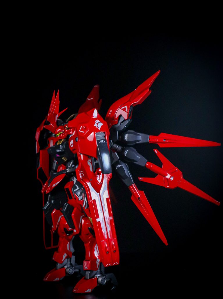 両肩の大型バインダーは推進器、シールド、スタビライザー等の機能を備えた複合ユニット。本体から分離して防御用ドローンとしての運用も可能。