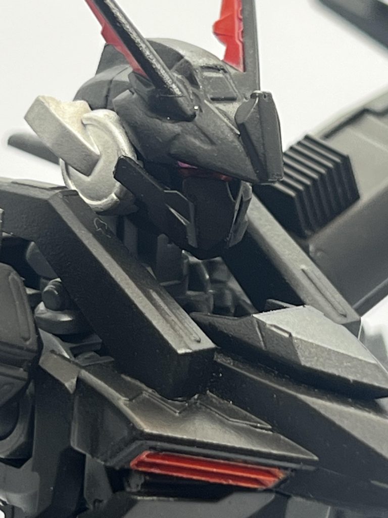 顔はこんな感じこんな顔してますが元々はGバウンサーなんです。そこからガンダムアストレイの顔パーツやビルダーズパーツ(アンテナ)やパテを使い今の形になりました個人的にこの機体作る時に一番考えたまである箇所